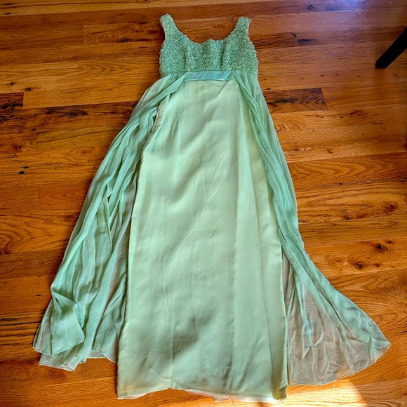 Green Retro Formal Dress - Picture 2 of 10